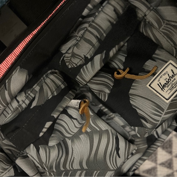BNWT Herschel Supply Co. Eighteen, Black Palm/Black - FAST SHIPPING - Picture 7 of 7